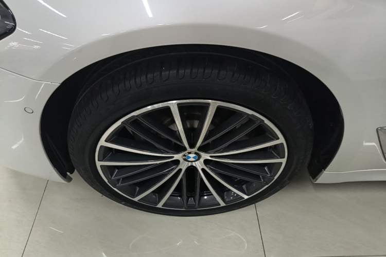 Used BMW 5 Series 2022 Second Facelift 530Li Leading Edition M Sport Package Left Front Wheel Hub