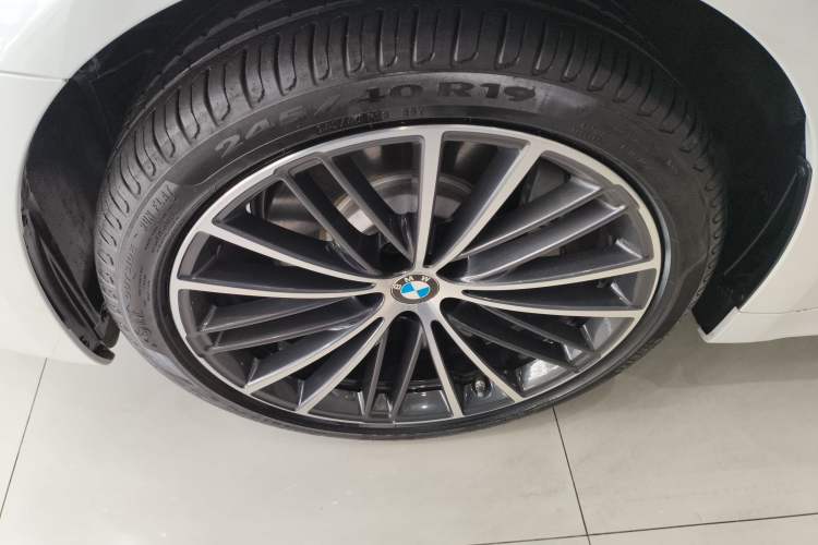 Used BMW 5 Series 2022 Restyled 530Li Leading Edition M Sport Package Left Front Wheel Hub
