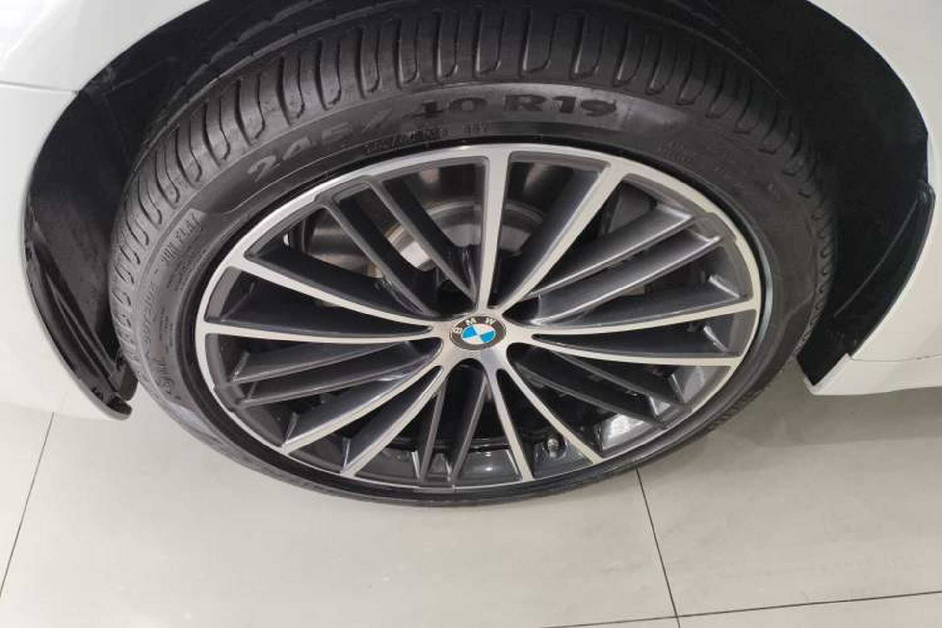 Used BMW 5 Series 2022 Restyled 530Li Leading Edition M Sport Package Left Front Wheel Hub