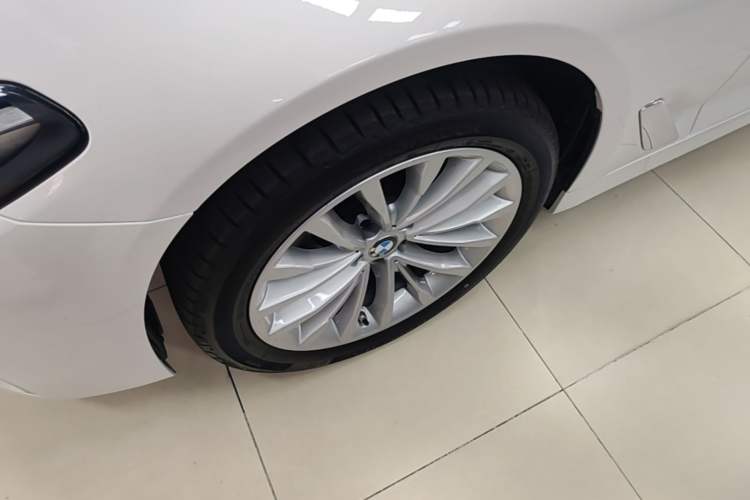 Used BMW 5 Series 2022 Second Facelift 525Li Luxury Package Left Front Wheel Hub