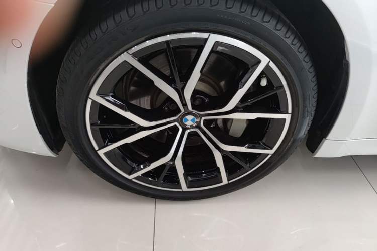 Used BMW 5 Series 2022 Second Facelift 530Li Luxury Version M Sport Package Left Front Wheel Hub