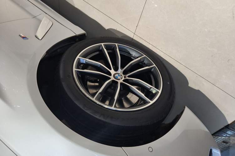 Used BMW 5 Series 2022 Second Facelift 525Li M Sport Package Left Front Wheel Hub