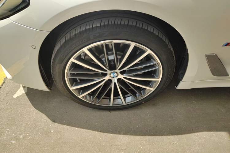 Used BMW 5 Series 2022 Second Facelift 530Li Leading Edition M Sport Package Left Front Wheel Hub