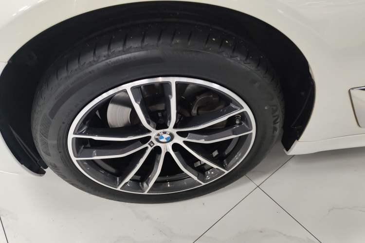 Used BMW 5 Series 2022 Second Facelift 525Li M Sport Package Left Front Wheel Hub
