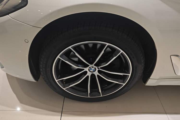 Used BMW 5 Series 2022 Second Facelift 525Li M Sport Package Left Front Wheel Hub