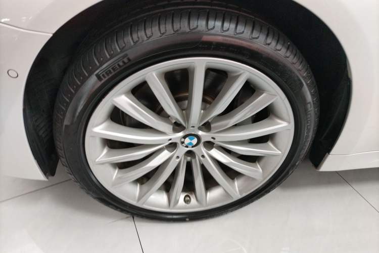 Used BMW 5 Series 2022 Second Facelift 530Li Luxury Edition Premium Package Left Front Wheel Hub