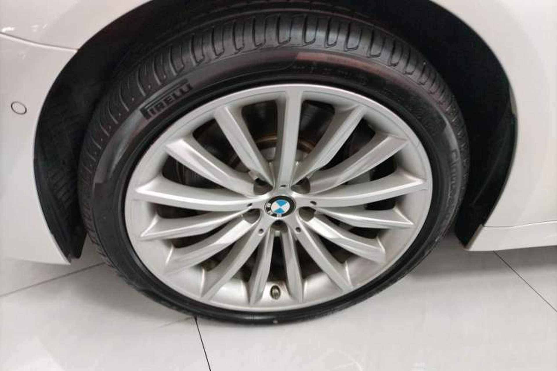 Used BMW 5 Series 2022 Second Facelift 530Li Luxury Edition Premium Package Left Front Wheel Hub