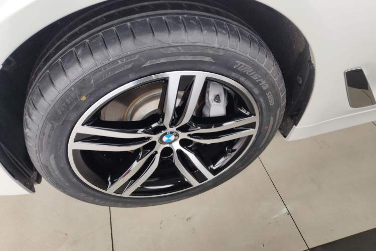 Used BMW 5 Series 2022 Second Facelift 530Li Leading Edition Luxury Package Left Front Wheel Hub