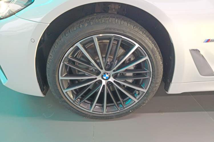 Used BMW 5 Series 2022 Second Facelift 530Li Leading Edition M Sport Package Left Front Wheel Hub