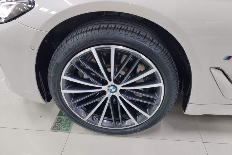 Used BMW 5 Series 2022 Second Facelift 530Li Leading Edition M Sport Package Left Front Wheel Hub