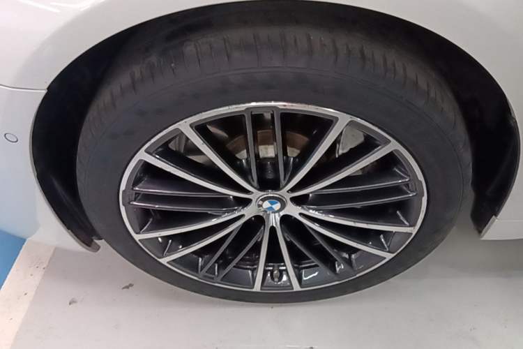 Used BMW 5 Series 2022 Restyled 530Li Leading Edition M Sport Package Left Front Wheel Hub