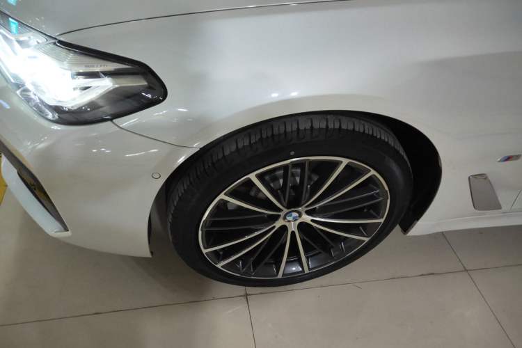 Used BMW 5 Series 2022 Second Facelift 530Li Leading Edition M Sport Package Left Front Wheel Hub