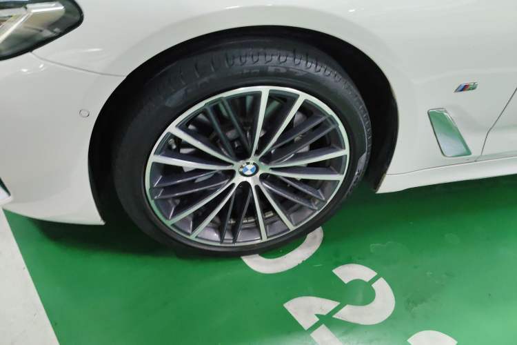 Used BMW 5 Series 2022 Restyled 530Li Leading Edition M Sport Package Left Front Wheel Hub