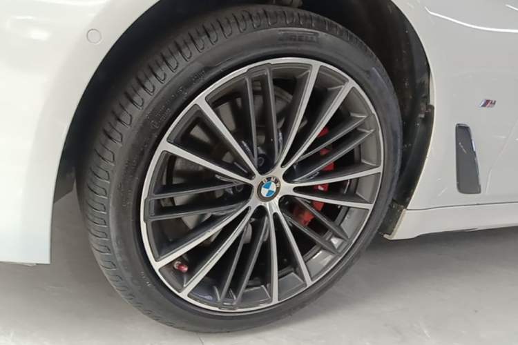 Used BMW 5 Series 2022 Restyled 530Li Leading Edition M Sport Package Left Front Wheel Hub