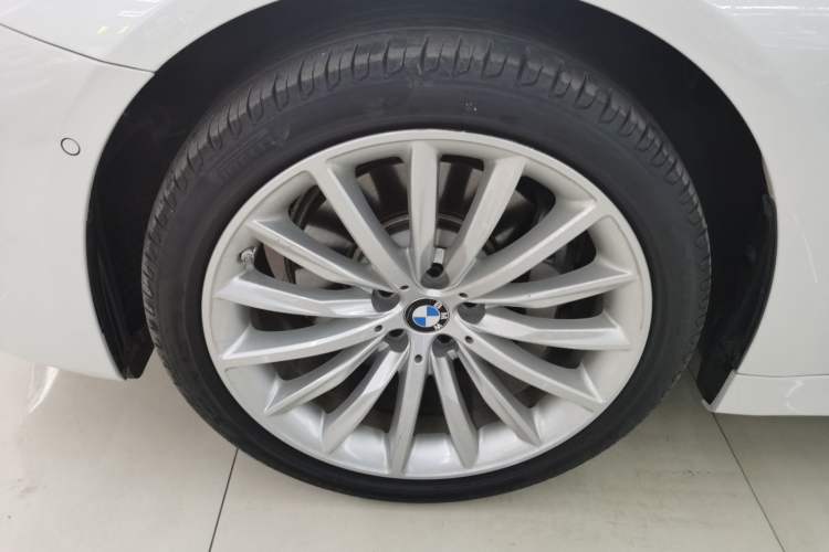 Used BMW 5 Series 2022 Second Facelift 530Li Luxury Edition Premium Package Left Front Wheel Hub