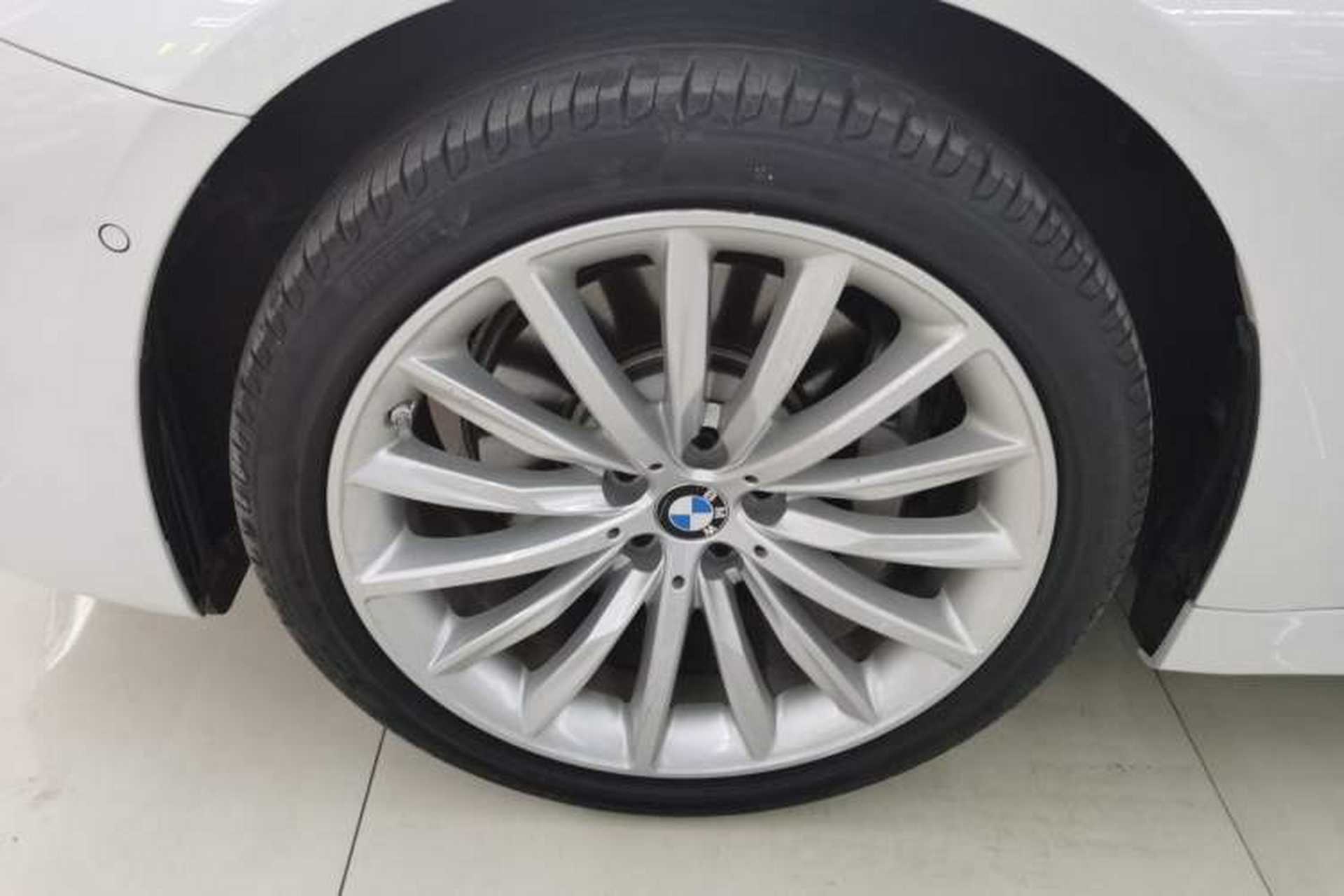 Used BMW 5 Series 2022 Second Facelift 530Li Luxury Edition Premium Package Left Front Wheel Hub