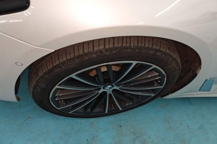 Used BMW 5 Series 2022 Restyled 530Li Leading Edition M Sport Package Left Front Wheel Hub