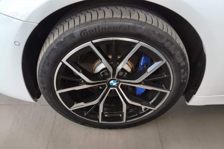 Used BMW 5 Series 2022 Second Facelift 530Li Luxury Version M Sport Package Left Front Wheel Hub