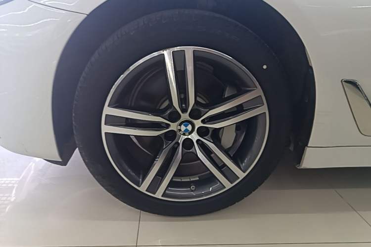 Used BMW 5 Series 2022 Updated 530Li Leading Edition Luxury Package Left Front Wheel Hub