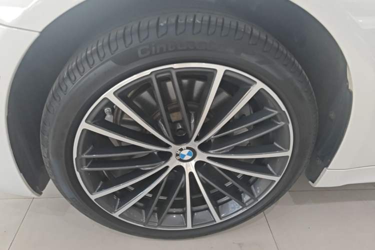 Used BMW 5 Series 2022 Restyled 530Li Leading Edition M Sport Package Left Front Wheel Hub
