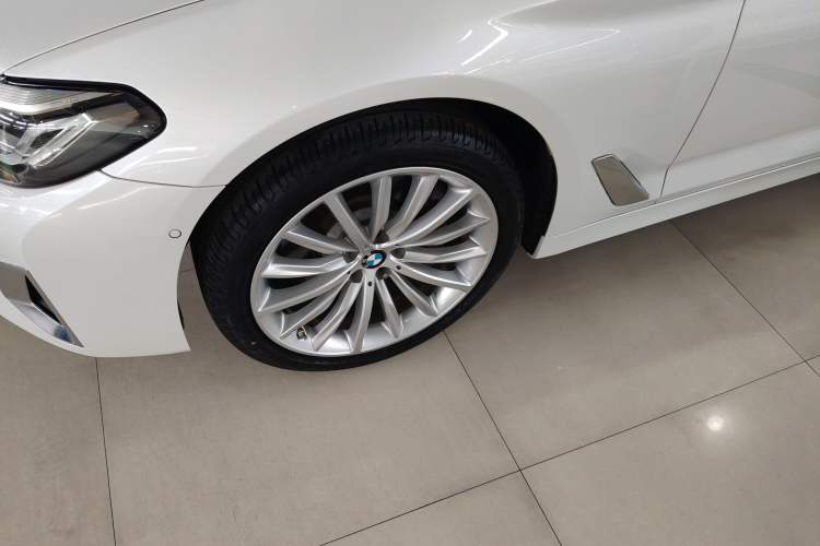 Used BMW 5 Series 2022 Second Facelift 530Li Luxury Edition Premium Package Left Front Wheel Hub