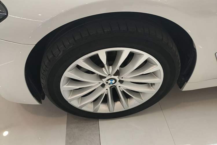 Used BMW 5 Series 2022 525Li Luxury Package Left Front Wheel Hub