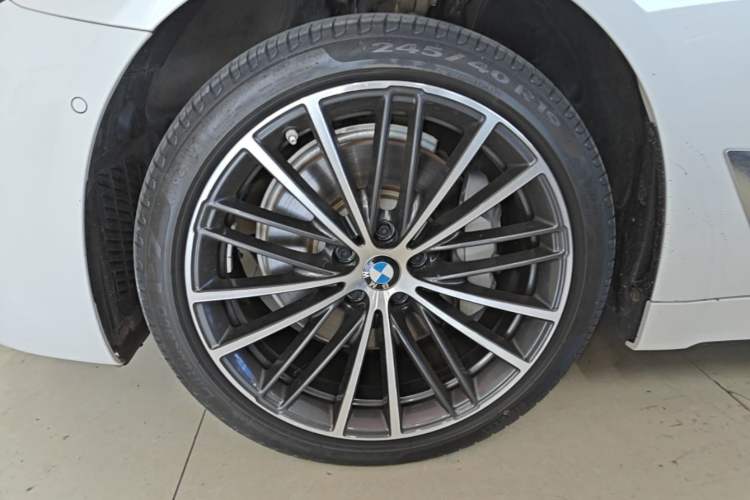 Used BMW 5 Series 2022 Restyled 530Li Leading Edition M Sport Package Left Front Wheel Hub