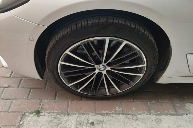 Used BMW 5 Series 2022 Second Facelift 530Li Leading Edition M Sport Package Left Front Wheel Hub
