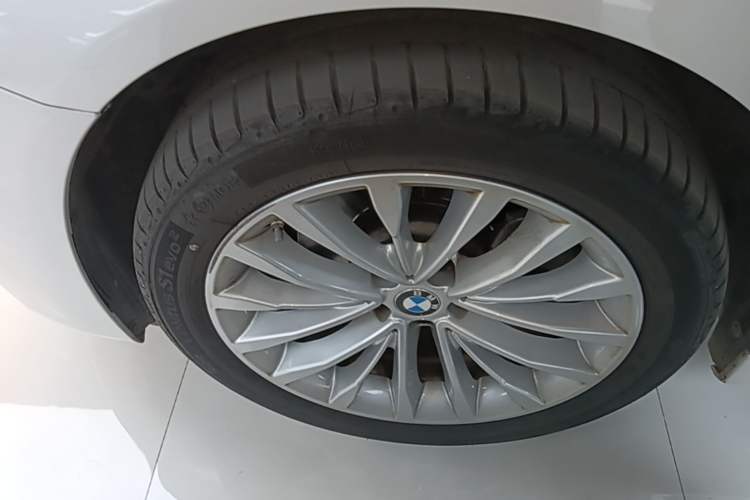 Used BMW 5 Series 2022 Second Facelift 525Li Luxury Package Left Front Wheel Hub