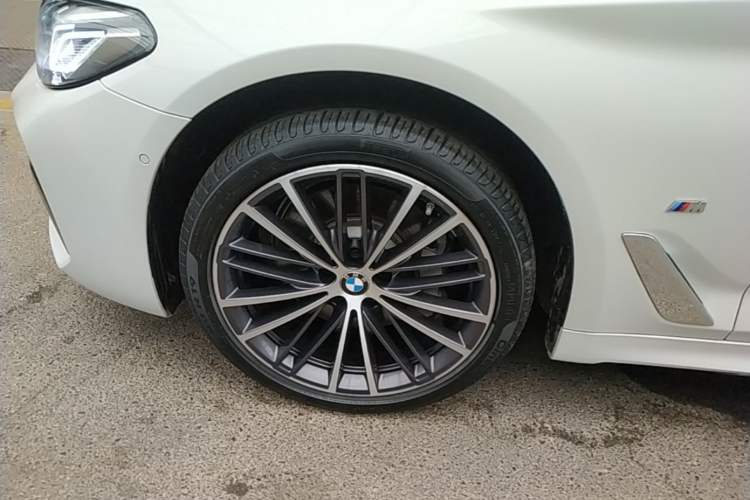Used BMW 5 Series 2022 530Li Leading Model M Sport Package Left Front Wheel Hub