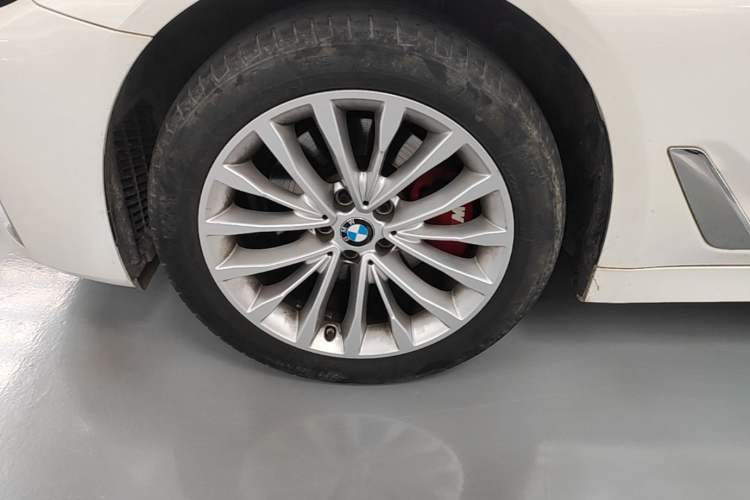 Used BMW 5 Series 2022 Restyled 525Li Luxury Package Left Front Wheel Hub
