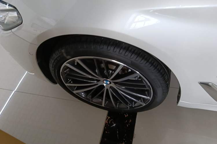 Used BMW 5 Series 2022 Second Facelift 530Li Leading Edition M Sport Package Left Front Wheel Hub