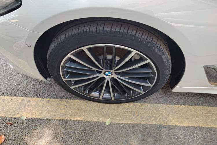 Used BMW 5 Series 2022 Second Facelift 530Li Leading Edition M Sport Package Left Front Wheel Hub