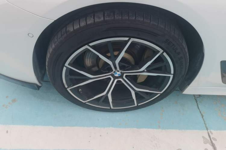 Used BMW 5 Series 2022 Updated 530Li Leading Edition Luxury Package Left Front Wheel Hub