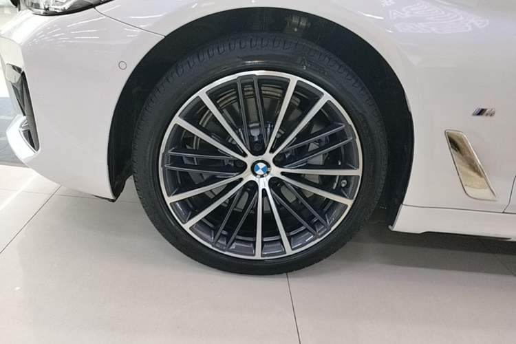 Used BMW 5 Series 2022 Second Facelift 530Li Leading Edition M Sport Package Left Front Wheel Hub