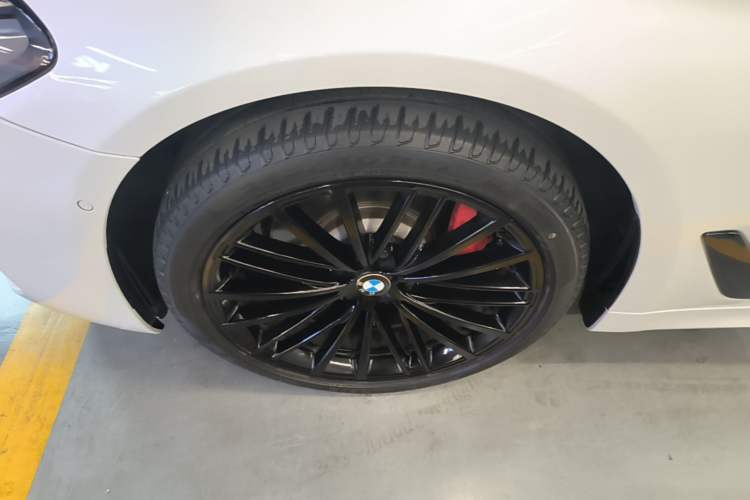 Used BMW 5 Series 2022 Second Facelift 530Li Leading Edition M Sport Package Left Front Wheel Hub