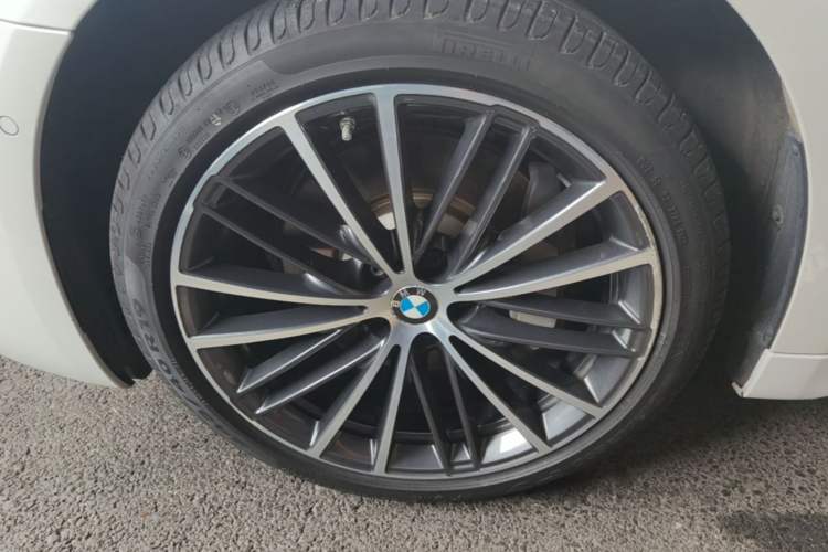Used BMW 5 Series 2022 Restyled 530Li Leading Edition M Sport Package Left Front Wheel Hub