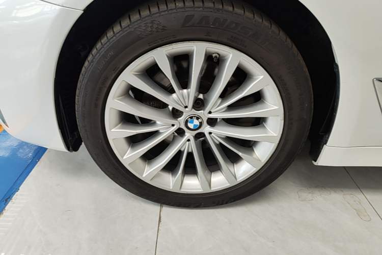 Used BMW 5 Series 2022 Restyled 525Li Luxury Package Left Front Wheel Hub