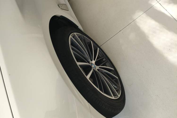 Used BMW 5 Series 2022 Second Facelift 530Li Leading Edition M Sport Package Left Front Wheel Hub