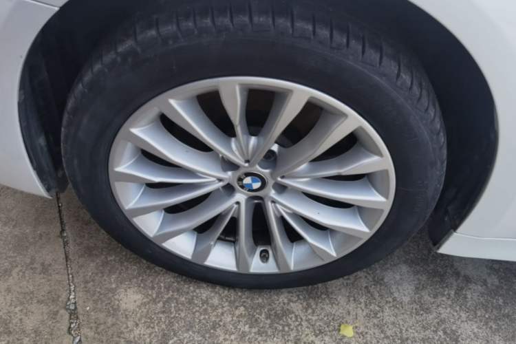 Used BMW 5 Series 2022 525Li Luxury Package Left Front Wheel Hub