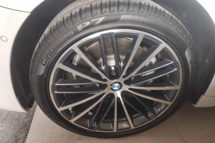 Used BMW 5 Series 2022 Restyled 530Li Leading Edition M Sport Package Left Front Wheel Hub