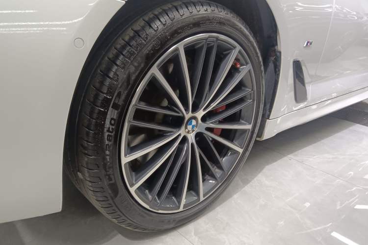 Used BMW 5 Series 2022 Restyled 530Li Leading Edition M Sport Package Left Front Wheel Hub