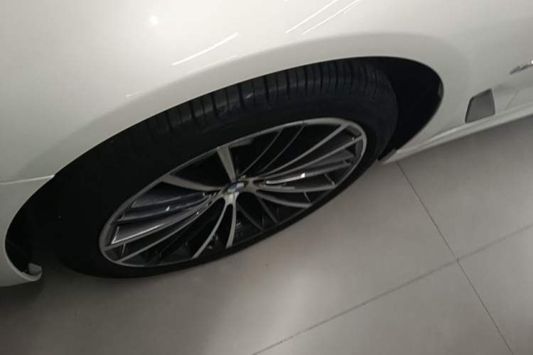 Used BMW 5 Series 2022 Second Facelift 530Li Leading Edition M Sport Package Left Front Wheel Hub