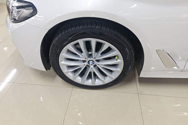 Used BMW 5 Series 2022 Restyled 525Li Luxury Package Left Front Wheel Hub