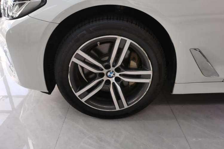 Used BMW 5 Series 2022 Updated 530Li Leading Edition Luxury Package Left Front Wheel Hub