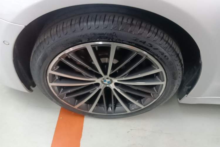 Used BMW 5 Series 2022 Second Facelift 530Li xDrive M Sport Package Left Front Wheel Hub