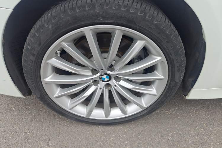 Used BMW 5 Series 2022 Second Facelift 530Li Luxury Edition Premium Package Left Front Wheel Hub