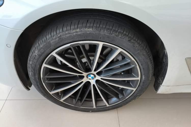 Used BMW 5 Series 2022 Restyled 530Li Leading Edition M Sport Package Left Front Wheel Hub