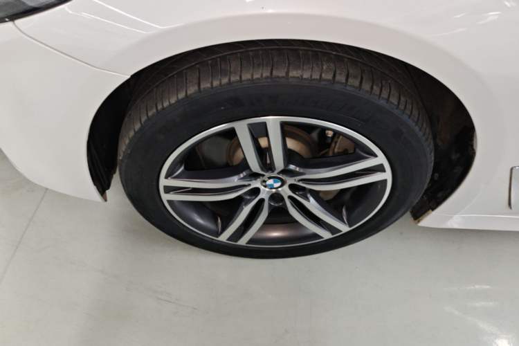 Used BMW 5 Series 2022 Second Facelift 530Li Leading Edition M Sport Package Left Front Wheel Hub