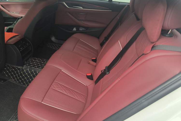 Used BMW 5 Series 2022 Restyled 530Li Leading Edition M Sport Package Left Rear Seat